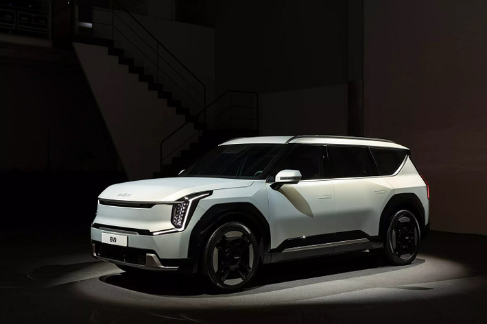 Nói về tính năng an toàn tiêu chuẩn, Kia EV9 2024 cũng không thiếu. Từ hệ thống hỗ trợ đèn pha, hỗ trợ lái trên cao tốc, hệ thống kiểm soát hành trình thông minh dựa trên định vị, cảnh báo/hỗ trợ tránh va chạm phía trước, cảnh báo/hỗ trợ tránh va chạm trong điểm mù,...