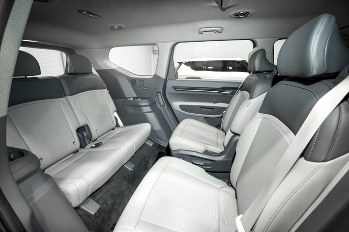 Chưa hết, mẫu SUV điện 7 chỗ này còn có điều hòa tự động 3 vùng, gương chiếu hậu chống chói tự động và sạc điện thoại không dây. Đèn LED trang trí nội thất, hệ thống âm thanh 8 loa và công nghệ khóa kỹ thuật số, cho phép khóa/mở cửa bằng ứng dụng trên điện thoại cũng xuất hiện trên bản tiêu chuẩn của Kia EV9 2024.