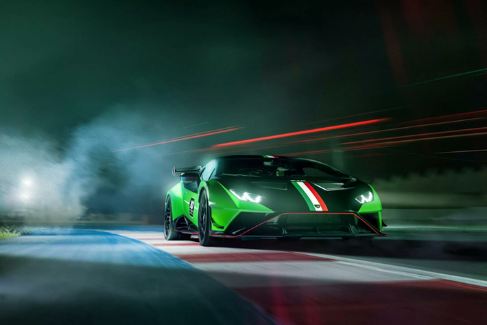 Các nhãn dán đánh số trên cửa mang thông điệp kỷ niệm 10 năm Lamborghini Squadra Corse, trong khi các chi tiết bằng sợi carbon được làm nổi bật bằng sọc Rosso Mars (màu đỏ). Một điểm nhấn đặc biệt khác là biểu tượng của bộ phận đua xe trên vây trung tâm chạy từ mui xe đến tận cánh sau.