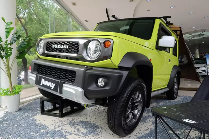 Vào hồi cuối tháng 11/2023, những chiếc Suzuki Jimny 2023 mới đầu tiên đã bắt đầu được trưng bày tại các đại lý ở Việt Nam. Vào thời điểm đó, nhân viên tư vấn bán hàng hứa hẹn thời điểm mẫu SUV cỡ nhỏ này được bán ra sẽ là đầu năm 2024.