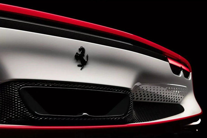 Bệ bước được làm từ chất liệu sợi carbon, được in dòng chữ "Inspired by Ferrari F1 2004 - Championship Winners in Hungaroring" (Được lấy cảm hứng từ mẫu xe Ferrari F1 2004 - Nhà vô địch tại trường đua Hungaroring). Ferrari 296 GTB sở hữu động cơ đốt trong V6 dung tích 2.9L công suất 663 mã lực.
