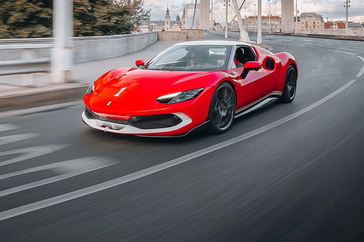 Vốn chỉ được phân phối cho thị trường Hungary, toàn bộ 5 chiếc Ferrari 296 GTB Assetto Fiorano giới hạn đặc biệt này đều đã có chủ với mức giá không được tiết lộ. Tại Việt Nam, Ferrari 296 GTB có giá khởi điểm từ 21 tỷ đồng.