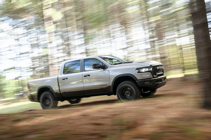 Theo đó, Ram 1500 2025 mới đánh dấu sự thay đổi lớn về đặc tính sản phẩm, khi không còn vận hành bằng khối động cơ HEMI V8 lừng danh nữa. Thay vào đó là động cơ mang tên Hurricane, với kết cấu 6 xy-lanh thẳng hàng, dung tích 3.0L và trang bị bộ turbo tăng áp kép