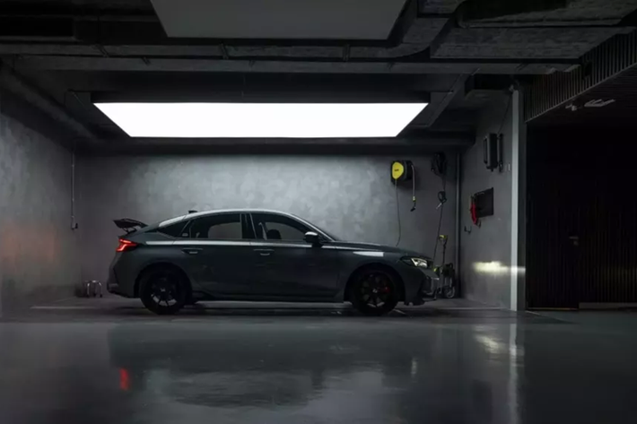 Trong năm 2022, tay chơi Cường Đô la đã bán xe khủng như Porsche 911 GT3 thế hệ mới nhất, Mercedes-Benz S450 2022, Audi A8L 2022, Bentley Continental GT V8 2022 hay đặc biệt là siêu xe mui trần Ferrari SF90 Spider, tổng giá trị cho dàn xe này phải trên 100 tỷ đồng.