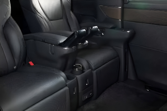 Những trang bị đáng chú ý khác của mẫu xe concept này nằm ở bàn làm việc và ổ điện tiện dụng để hành khách hoàn thành công việc của mình ngay trên xe. Bên dưới sàn xe được phủ bằng thảm đặc biệt có thêm ngăn chứa đồ để chứa túi xách hoặc giày dép. Trong khi đó, loa tích hợp vào tựa đầu ghế của hàng ghế trước hứa hẹn sẽ mang đến những giây phút thư giãn thoải mái hơn cho người ngồi trên xe.