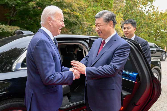 Vào cuối cuộc gặp, ông Biden đã bày tỏ ngưỡng mộ chiếc limo cao cấp Hồng Kỳ N701 của ông Tập, gọi nó là một "chiếc xe đẹp". Sau đó, ông Tập đã giới thiệu sơ qua và mời nhà lãnh đạo nước Mỹ chiêm ngưỡng bên trong không gian nội thất của chiếc xe sang trọng này.