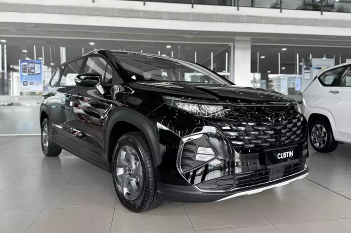 Hyundai Custin tại Việt Nam là mẫu MPV hoàn toàn mới đã lần đầu tiên trình làng ở thị trường Việt Nam vào hồi tháng 9 năm nay. Tại Việt Nam, mẫu xe này có 3 phiên bản là Tiêu chuẩn, Đặc biệt và Cao cấp với giá bán lần lượt 850 triệu, 945 triệu và 999 triệu đồng.