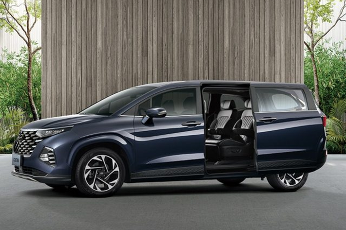Do đó, mẫu MPV này được thiết kế theo phong cách giống Tucson và Creta, đặc biệt là khu vực đầu xe. Xe được trang bị lưới tản nhiệt tích hợp đèn LED định vị ban ngày ẩn, đèn pha LED, vành 17 - 18 inch, đèn hậu LED với thiết kế xuyên suốt, cửa lùa và cửa cốp chỉnh điện.