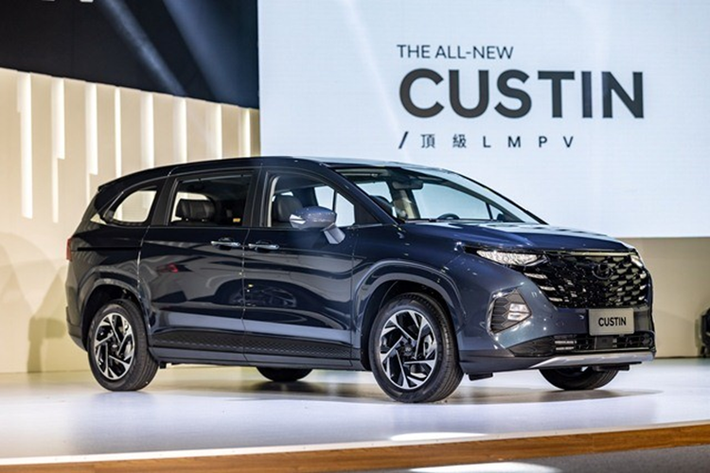 Việc Hyundai Custin giảm giá tiền mặt tại đại lý sẽ tăng thêm áp lực cho mẫu MPV nhà Toyota. Trong tháng 10/2023 vừa qua, Hyundai Custin đã mang về doanh số 324 xe, gấp đôi Toyota Innova Cross (143 xe).