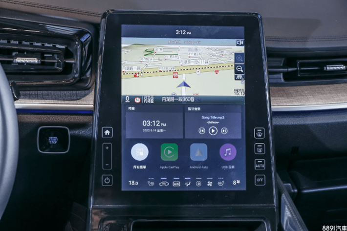 Những trang bị đáng chú ý khác của Hyundai Custin gồm có vô lăng tích hợp phím chức năng/lẫy chuyển số thể thao, bảng đồng hồ kỹ thuật số, màn hình cảm ứng trung tâm 10,4 inch, hệ thống dẫn đường phát triển dành riêng cho Việt Nam