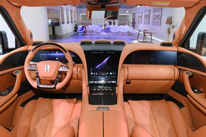 Mẫu năng lượng cao cấp U8 đã chính thức được đưa vào sản xuất, đơn đặt hàng sản phẩm đã vượt quá 30.000 chiếc". Nếu bạn cho rằng 1 mẫu xe có 30.000 đơn đặt hàng ở Trung Quốc là bình thường thì cần xem lại, vì giá xe YangWang U8 không hề rẻ, vượt xa các xe SUV của nhiều hãng nội địa, vì thế, nó phản ánh cho sự hấp dẫn của YangWang U8.