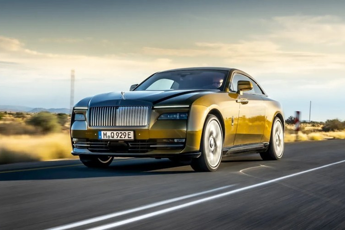 BMW cũng sẽ đi theo mô hình kinh doanh này vào năm 2026. Oliver Zipse cho biết bán hàng trực tiếp mang lại nhiều lợi ích bao gồm “minh bạch hoàn toàn về giá”, tương tác trực tuyến và ngoại tuyến nhanh hơn để mang lại “trải nghiệm khách hàng hoàn toàn mới”.