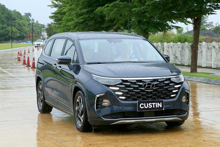 Cảm biến áp suất lốp, hỗ trợ giữ làn đường LFA, phòng tránh va chạm trước FCA, hệ thống điều khiển hành trình thông minh Smart Cruise Control và cảnh báo người lái mất tập trung DAW.