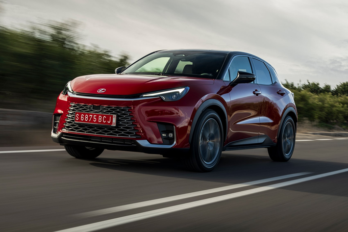 Chưa hết, Lexus LBX còn có màn hình hiển thị thông tin kính lái HUD, điều hòa chỉnh cảm ứng, đèn viền trang trí nội thất, cổng USB Type C, sạc điện thoại không dây, cần số ngắn và phanh tay điện tử. Hệ thống âm thanh của xe là loại Mark Levinson với 13 loa, có cả loa trầm. Tuy nhiên, xe không có cửa gió điều hòa dành cho hàng ghế sau.