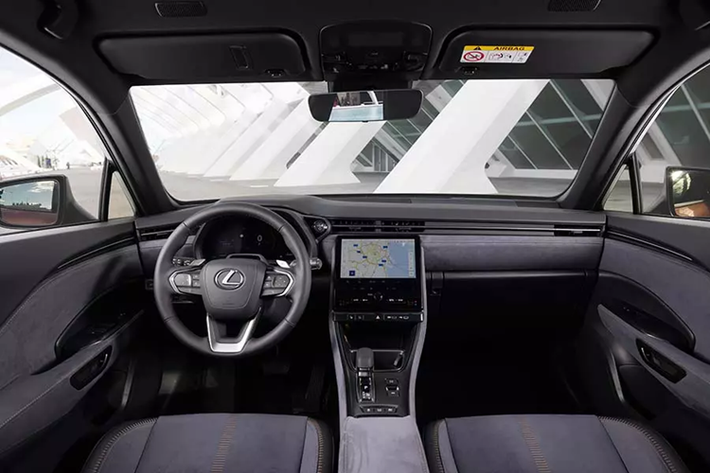 Được định vị thấp hơn đàn anh Lexus UX, LBX sở hữu kích thước dài x rộng x cao lần lượt là 4.190 x 1.825 x 1.545 mm và chiều dài cơ sở 2.580 mm. Như vậy, mẫu xe này có kích thước nằm giữa 2 phân khúc SUV cỡ A và cỡ B. Bên ngoài, LBX được áp dụng ngôn ngữ thiết kế tương tự Lexus RX thế hệ mới.
