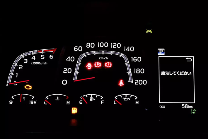 Cũng như ngoại thất, nội thất của mẫu SUV việt dã này đã được làm mới với màn hình đa thông tin 4,2 inch có giao diện cổ điển trong bảng đồng hồ và cụm điều khiển trung tâm cải tiến nhẹ.
