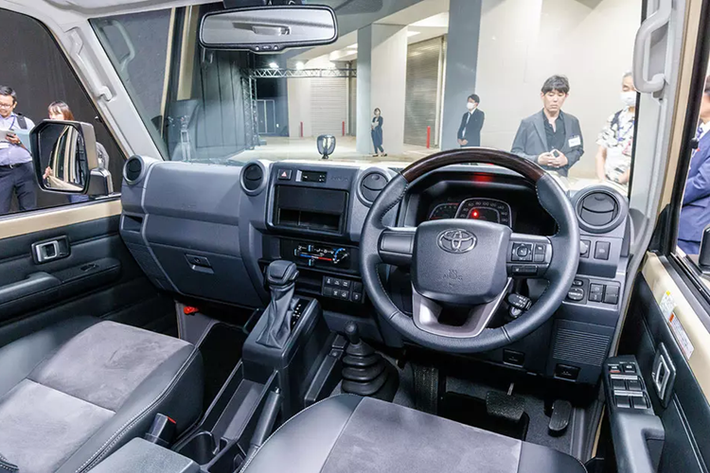 Tại thị trường Nhật Bản, Toyota Land Cruiser 70 Series 2024 có trang bị tiện nghi khá cơ bản như điều hòa chỉnh tay, cổng USB Type C, cửa sổ chỉnh điện, phanh tay chỉnh cơ và khóa cửa trung tâm. Trong khi đó, màn hình cảm ứng trung tâm không phải là trang bị tiêu chuẩn của xe.