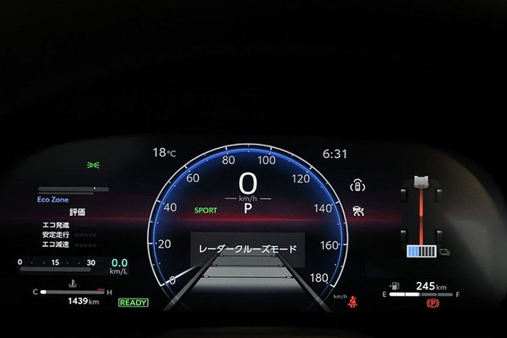 Tuy nhiên, phiên bản PHEV sẽ được trang bị mô-tơ điện có công suất lớn hơn và cụm pin lithium-ion mới phát triển. Hãng Toyota hiện chưa công bố thông số động cơ cụ thể của mẫu xe này. Chỉ biết rằng, xe sẽ tiêu thụ lượng xăng trung bình chỉ 21,3 km/lít (khoảng 4,69 lít/100 km). Xe sẽ có cả phiên bản dẫn động 1 cầu và 2 cầu.