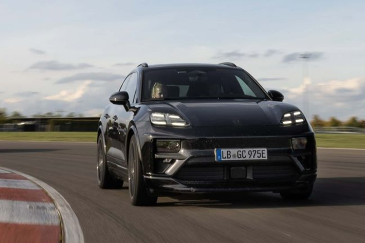 Điểm nhấn của không gian nội thất Porsche Macan EV 2024 mới là bộ 3 màn hình dàn ngang trên táp-lô giống Pamerama mới, gồm tùy chọn màn hình 10,9 inch ở bên ghế phụ phía trước kết hợp với màn hình thông tin - giải trí trung tâm và bảng đồng hồ kỹ thuật số 12,6 inch uốn cong.