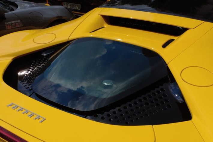 Tổng công suất mà Ferrari SF90 Stradale tạo ra lên tới 1.000 mã lực, nhờ vậy, xe dễ dàng tăng tốc từ 0 - 100 km/h chỉ với 2,5 giây trước khi đạt vận tốc tối đa 340 km/h. Ngoài ra, Ferrari SF90 Stradale có thể hoàn thành quãng đường 25 km chỉ bằng mô-tơ điện trên cầu trước.