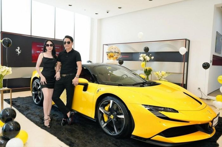Sau gần một tháng nhận xe, đến nay, chiếc Ferrari SF90 Stradale của Hoàng Kim Khánh đã xong thủ tục và chính thức ra biển. Chiếc biển “lộc phát” 51H - 886.68 được gắn trên chiếc xe càng làm tôn thêm giá trị của siêu phẩm này.