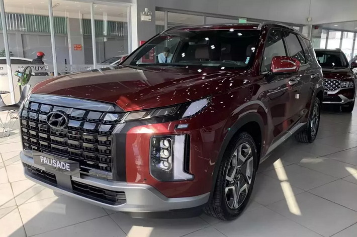 Hyundai Palisade 2024 mới là mẫu SUV cỡ lớn đã lần đầu tiên trình làng tại Việt Nam vào tháng 9 năm nay và nhanh chóng thu hút sự chú ý nhờ giá bán "mềm" hơn các đối thủ. Tuy nhiên, "ngày vui ngắn chẳng tày gang" khi mẫu xe này bị "bán bia kèm lạc" tại đại lý do cung không đủ cầu.