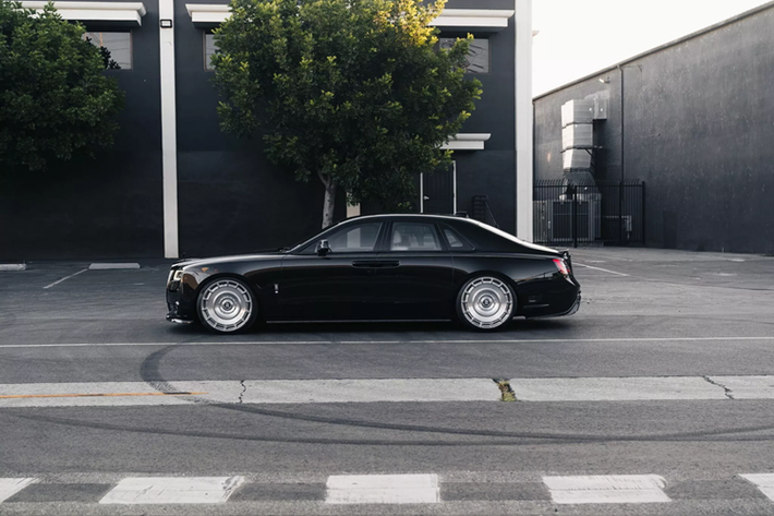 Rolls-Royce Ghost độ Urban trang bị bộ mâm Vossen có đường kính 22 hoặc 24 inch từ Miami. Ngoài ra, xe còn có sẵn hệ thống ống xả hiệu suất từ Milltek.