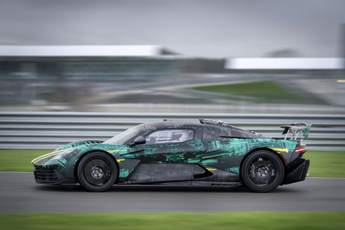Nằm dưới nắp capo của Valhalla là khối động cơ V8 twin-turbo hiện đại nhất của Aston Martin, kết hợp cùng bộ 3 động cơ điện. Cơ cấu này sẽ sản sinh công suất tối đa lên đến 1.012 mã lực cùng hệ dẫn động 4 bánh toàn thời gian với khả năng phân bổ lực kéo thông minh.