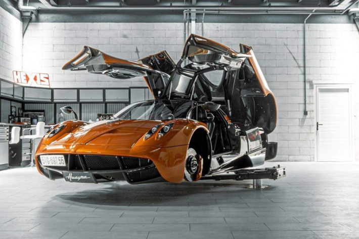 Nếu đúng như vậy, bộ sưu tập xe hypercar của doanh nhân này được nâng lên con số 4, trước đó, ông đã chốt đơn 1 cặp hypercar cho 1 tay chơi siêu xe mới thành lập showroom, đó là chiếc xe McLaren Senna bản giới hạn 500 chiếc và Porsche 918 Sypder, sản xuất 918 xe toàn cầu.