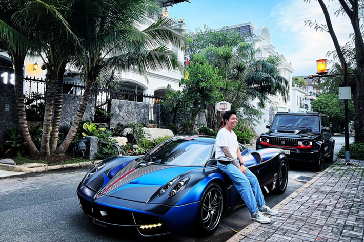 Sau khi chi 190 tỷ đồng tậu McLaren Elva về gara, thì mới đây, đại gia Minh Nhựa lại tiếp tục làm cộng đồng mê xe xôn xao khi đăng tải thông tin rao bán Pagani Huayra độc nhất Việt Nam. Hiện chưa rõ siêu phẩm này sẽ được “sang tay” với mức giá bao nhiêu.
