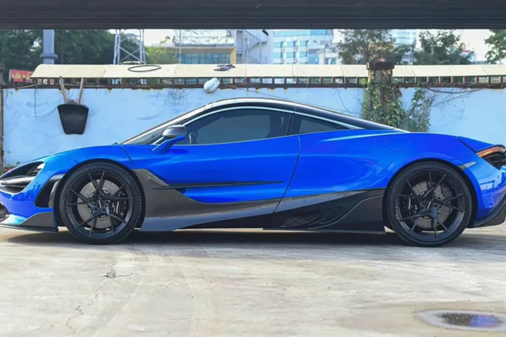 Trong thông báo xả hàng siêu xe cuối năm của showroom xe đã qua sử dụng ở Hà Nội này, nhiều người để ý đến chiếc siêu xe McLaren 720S độ gói TopCar Design duy nhất Việt Nam, mới được 1 tay chơi xe 1993 ở Hà thành bán lại.