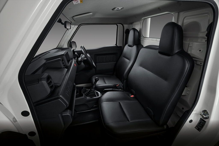 Tất cả các phiên bản Toyota Hilux Champ 2024 tại Thái Lan đều có thiết kế cabin đơn. Xe chỉ được trang bị đồng hồ lái dạng analog truyền thống và không có hệ thống thông tin giải trí. Thậm chí, mẫu xe này chỉ có quạt gió và không được trang bị hệ thống điều hòa.