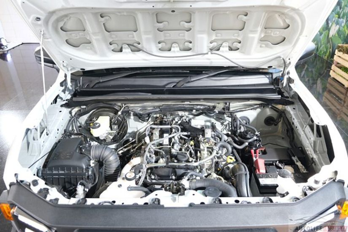 Các kỹ sư của Toyota đã bổ sung thêm các lỗ bu lông ở nhiều vị trí khác nhau trên thùng chở đồ, cho phép chủ xe tùy chỉnh chiếc bán tải bằng cách gắn các loại phụ tùng hậu mãi khác nhau. Toyota Thái Lan cho biết công ty đã hợp tác với hơn 100 nhà sản xuất để chế tạo các phụ kiện tùy chỉnh cho Hilux Champ.