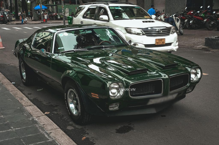 Khi nhắc đến thương hiệu Pontiac, những người mê xe, đặc biệt là xe cổ sẽ nghĩ ngay đến một mẫu xe "cơ bắp" đã làm lên tên tuổi của hãng là Firebird. Pontiac Firebird đời đầu được giới thiệu vào ngày 23/2/1967.