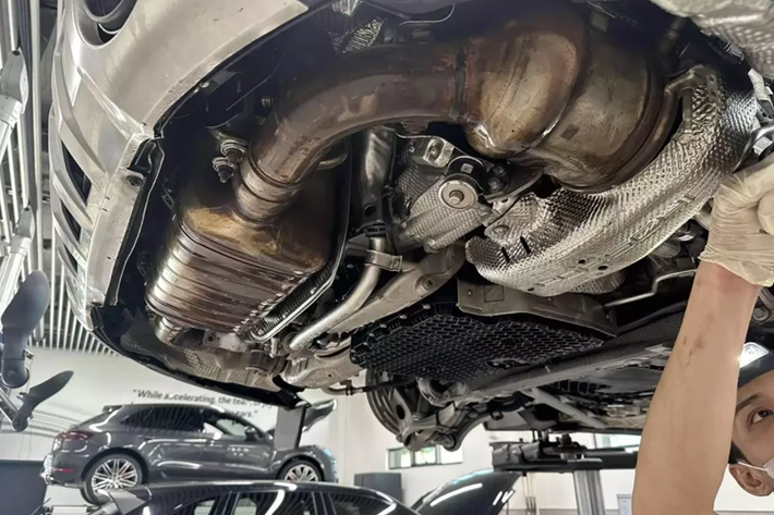 Mới đây, chủ xe Porsche 911 Dakar này lại gây xôn xao cộng đồng mạng khi tiết lộ chi phí bảo dưỡng cho chiếc xe thể thao giới hạn này, cụ thể, sau gần 3 tuần nằm ở đại lý chính hãng, chiếc Porsche 911 Dakar đã hoàn thành các công đoạn sau cùng để về với chủ nhân.