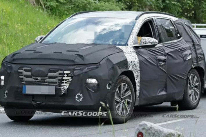 Thời gian gần đây, Hyundai Tucson facelift 2024 thường xuyên bị bắt gặp khi đang chạy thử trên đường. Dù xe được ngụy trang kín mít nhưng người dùng vẫn có thể nhận ra một vài điểm mới ở lần nâng cấp vòng đời này.