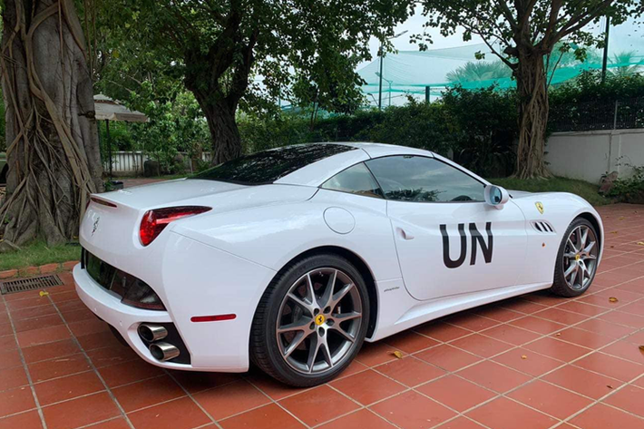 Động cơ trên kết hợp cùng hộp số tự động ly hợp kép 7 cấp, nhờ đó, Ferrari California có thể tăng tốc lên 100 km/h kể từ lúc đứng yên chỉ trong thời gian 4 giây. Vận tốc tối đa của siêu xe mui trần Ferrari California lên đến 310 km/h. Mức giá xe Ferrari California mà ông Đặng Lê Nguyên Vũ mới mua từng được rao bán hơn 10 tỷ đồng.