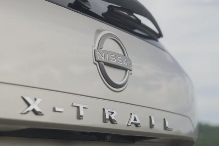 Hiện thiết kế đằng sau của Nissan X-Trail 2024 chưa được hé lộ. Tuy nhiên, qua hình ảnh chụp xe chạy thử, có thể dự đoán khu vực phía sau của mẫu SUV cỡ C này chỉ thay đổi nhẹ ở cản sau. Bên trong xe, Nissan X-Trail 2024 đã được cải tiến ở một số khu vực, điển hình như màn hình cảm ứng trung tâm 12,3 inch thay vì loại 8 inch cũ.