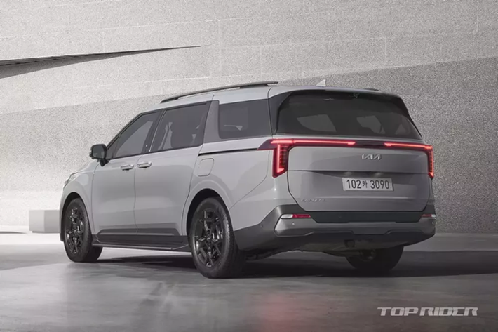 So với các bản còn lại, Kia Carnival Gravity 2024 tạo sự khác biệt bằng lưới tản nhiệt và vành la-zăng riêng, baga nóc, ốp mạ crôm ở cột C/cửa/cửa cốp cũng như ốp gầm giả trước/sau màu kim loại tối. Hiện hãng Kia chưa công bố hình ảnh nội thất của Carnival mới.