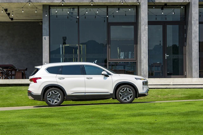 SantaFe Hybrid được trang bị hệ truyền động xăng lai điện bao gồm động cơ SmartStream 1.6L tăng áp (178 mã lực/265Nm) đi kèm một mô-tơ điện (60 mã lực/264Nm) và bộ pin 1.49kWh cho tổng công suất 227 mã lực và mô-men xoắn cực đại 350Nm.