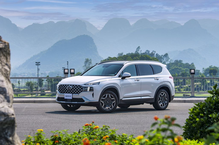 Vào đầu tháng 10/2023, Hyundai TC Motor đã điều chỉnh giá bản của mẫu SUV cỡ D Santa Fe. Ở thời điểm đó, Hyundai SantaFe Hybrid 2023 mới có giá bán mới là 1,299 tỷ đồng, giảm tới 151 triệu so với giá niêm yết trước đó.