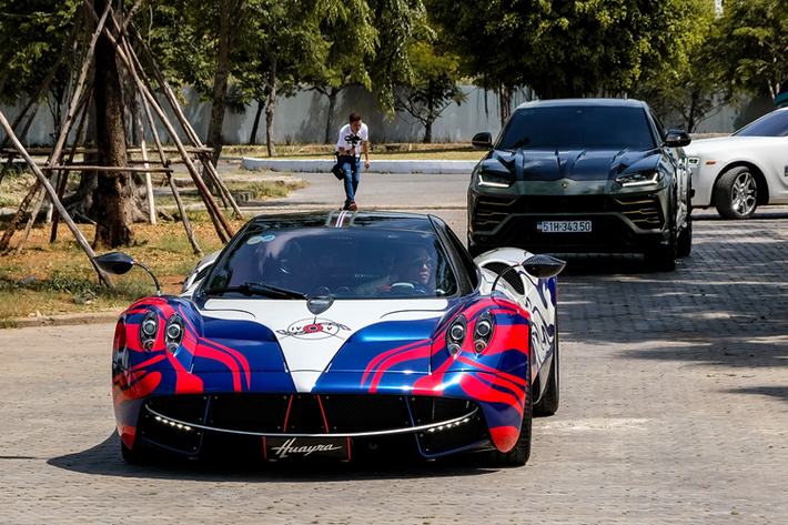 Hãng siêu xe Ý chỉ sản xuất giới hạn 99 chiếc xe Pagani Utopia và toàn bộ đã tìm thấy chủ nhân ngay từ khi còn trên bản vẽ. Giá bán mỗi chiếc từ 2,5 triệu đô la, đắt hơn phiên bản trước đến 1,2 triệu đô la. Utopia được hãng Pagani nhấn mạnh 3 tiêu chí sự đơn giản, nhẹ nhàng và niềm vui khi lái xe.