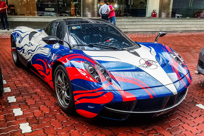 Như vậy, sau Zonda với cửa ngang truyền thống, đến Huayra với sự phá cách kiểu cánh chim và nội thất đẳng cấp, đến nay, Pagani trình làng siêu xe mới tinh thứ 3 của mình với tên gọi Utopia mang thiết kế "tân cổ giao duyên" cùng với kiểu cửa mới, lần đầu áp dụng cho dòng xe Pagani là cánh bướm.