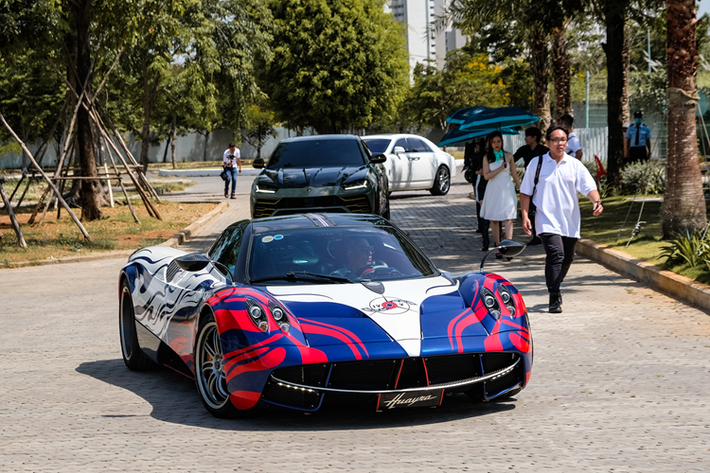 Rõ ràng có thể thấy, ưu ái dành cho chủ nhân của siêu phẩm Pagani Huayra độc nhất tại Việt Nam là không hề nhỏ, hiện Minh Nhựa đi xem mắt Pagani Utopia ở Hồng Kông hay không hiện chưa rõ, nhưng đây có lẽ là lần đầu, Minh "Nhựa" được trải nghiệm phong cách mời xem ra mắt xe đẳng cấp như hãng xe Pagani.