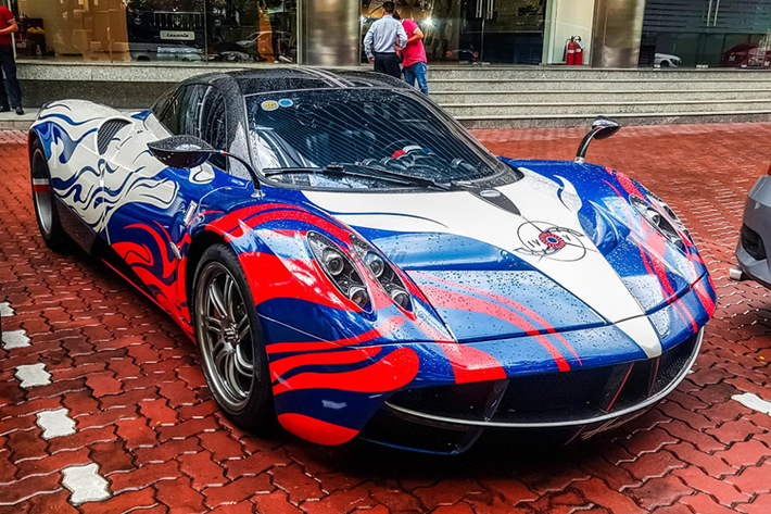 Pagani Huayra sử dụng khối động cơ V12, dung tích 6.0 lít, tăng áp kép do Mercedes-AMG sản xuất. "Trái tim" này giúp Pagani Huayra sản sinh công suất tối đa 720 mã lực tại vòng tua máy 5.800 vòng/phút và mô-men xoắn cực đại 1.000 Nm tại dải vòng tua máy 2.250-4.500 vòng/phút.