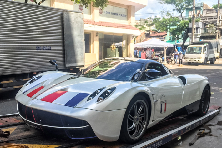 Giá xe McLaren Elva được Minh Nhựa tiết lộ 8 triệu đô la (khoảng 190 tỷ đồng), khác xa số tiền 143 tỷ đồng anh từng chia sẻ. Pagani Huayra chỉ sản xuất 100 xe bản Coupe, chiếc xe của Minh Nhựa được mua lại từ 1 đại lý siêu xe ở Dubai, xe mất hơn 2 năm để ra biển số.
