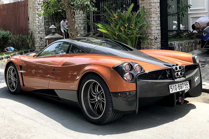 Tuy nhiên, với 1 người hay quay xe như Minh Nhựa, cũng rất có thể tin bán xe Pagani Huayra chỉ cho vui, rất có thể thần gió sẽ ở lại garage để sánh đôi cùng McLaren Elva. Lý do là Pagani Huayra chính là quà tặng sinh nhật từ bố, và McLaren Elva là siêu xe của Minh Nhựa tự thân kiếm tiền để chi trả cho đam mê.
