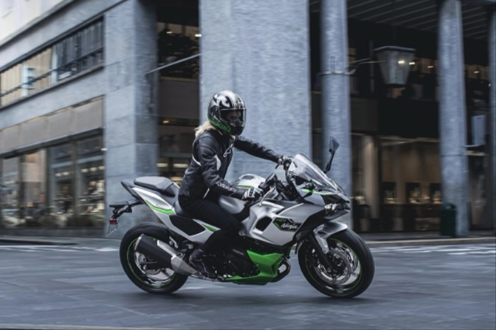 Kawasaki Ninja 7 Hybrid 2024 mới sẽ là mẫu xe motor phân khối lớn đầu tiên trên thế giới sử dụng động cơ lai giữa xăng và điện được sản xuất với số lượng lớn. Ninja 7 Hybrid sở hữu “bộ cánh” màu bạc và đen, kết hợp với phần lườn dưới màu xanh Kawasaki truyền thống.