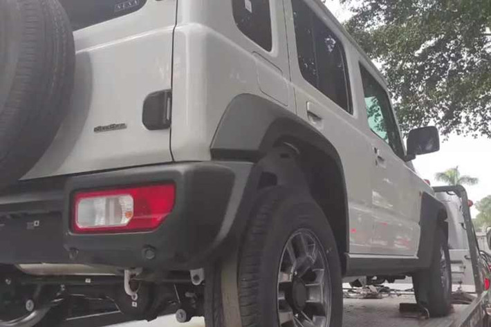 Nếu được bán ở thị trường Indonesia trong tương lai, Suzuki Jimny 5 cửa dự kiến sẽ có giá bán cao hơn phiên bản 3 cửa. Hiện bản 3 cửa có giá dao động từ 443,9 - 457,5 triệu Rupiah (khoảng 701 - 723 triệu đồng).