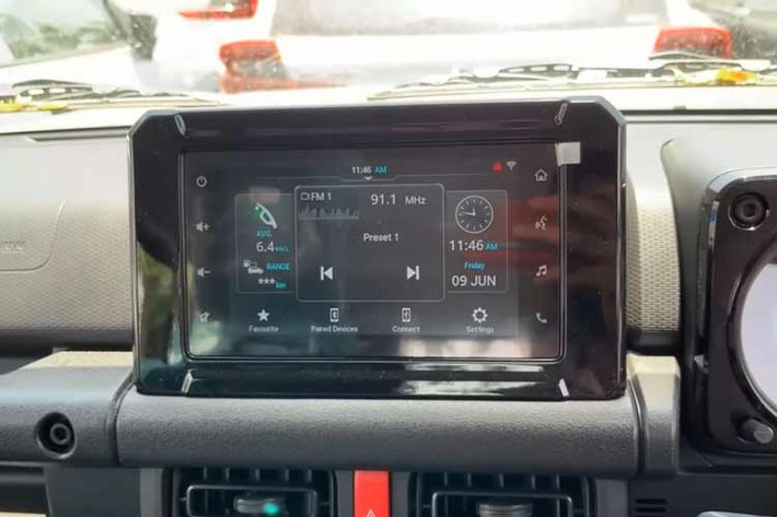 Bên trong Suzuki Jimny 5 cửa là không gian nội thất vẫn chỉ có 4 chỗ ngồi như bản 3 cửa. Phía sau ghế là khoang hành lý có thể tích 208 lít hoặc 332 lít nếu gập ghế.